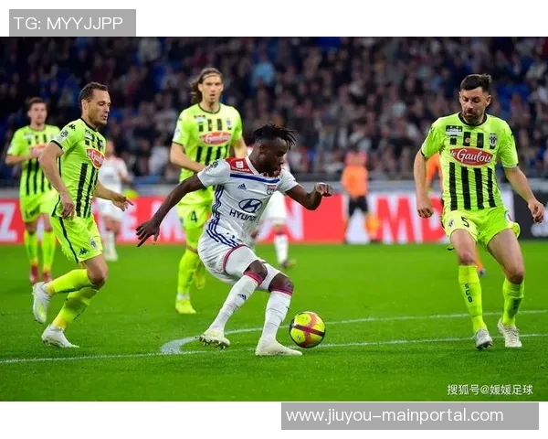 西甲精彩对决波尔图大胜里昂神扑瞬间引发全场狂欢战术解析